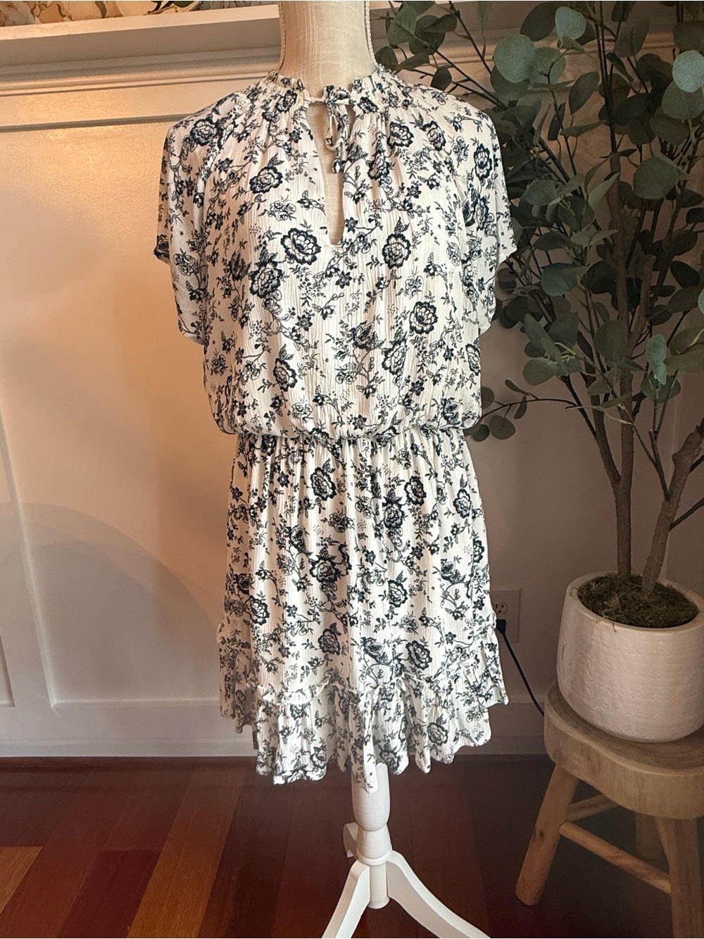 Floral Short-Sleeve Tie-Neck Black and White Mini Dress size M NWT